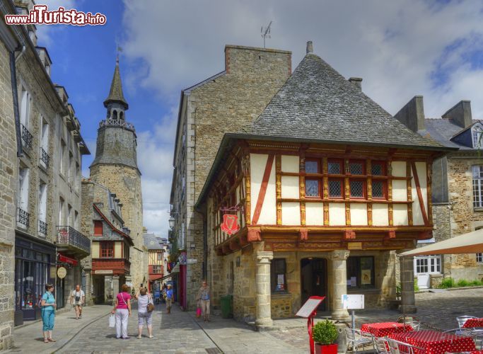 Immagine Una piazza del centro di Dinan e, sullo sfondo, la sagoma della Tour de l'Horloge, costruita nel XV secolo e alta quarantacinque metri - © Pecold / Shutterstock.com