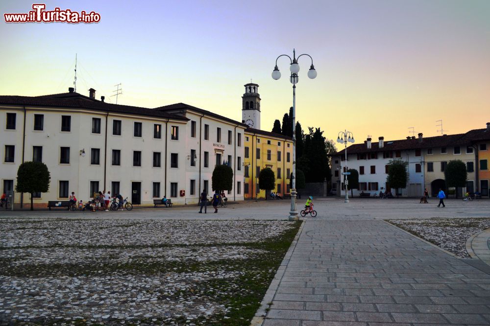 Immagine Piazza Italia è la piazza principale di Maniago (Friuli). Si nota il Municipio e, sullo sfondo, il campanile del Duomo.