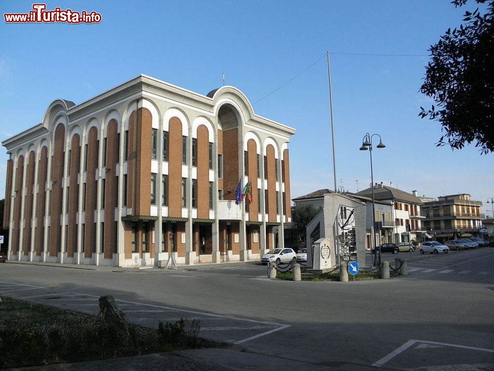 Immagine Piazza IV Novembre e la sede del municipio di Taglio di Po in Veneto  - © Threecharlie - CC BY-SA 3.0, Wikipedia