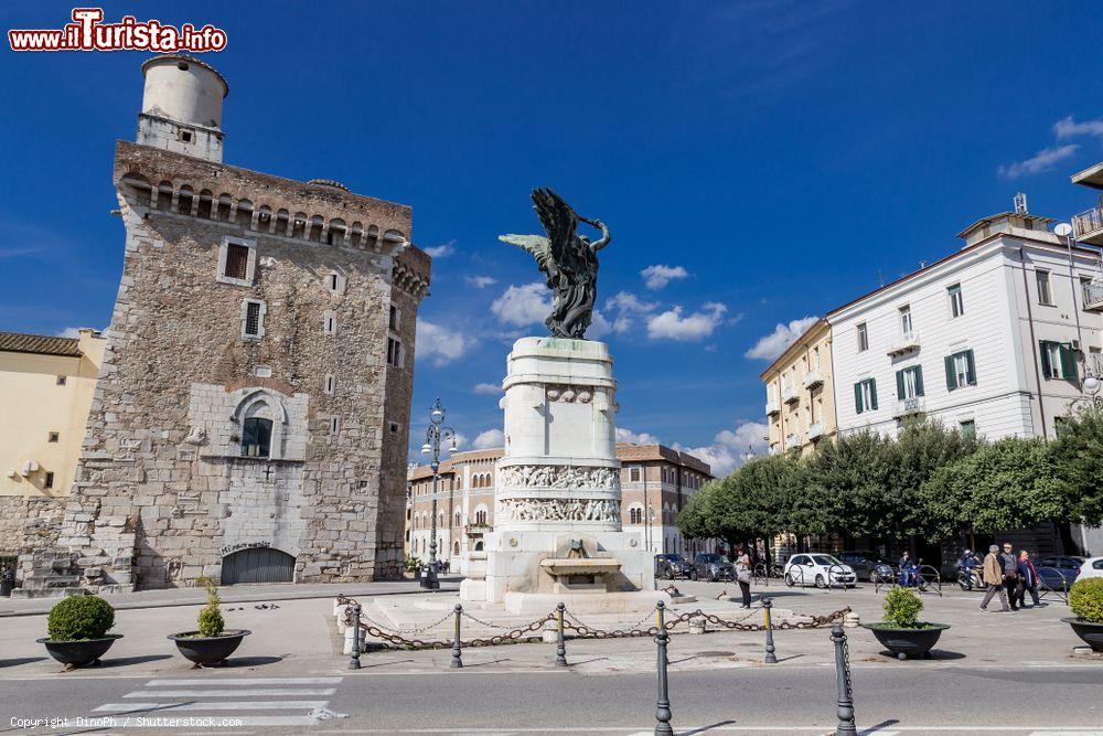 Immagine Piazza IV Novembre in centro a Benevento, con il memoriale della Prima Guerra Mondiale eretto dal re VIttorio Emanuele III - © DinoPh / Shutterstock.com