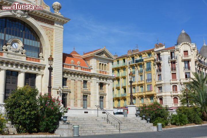 Immagine Place Liberation a Nizza, Francia. Uno scorcio del quartiere popolare di Nizza che si innalza di fronte alla Gare du Sud.