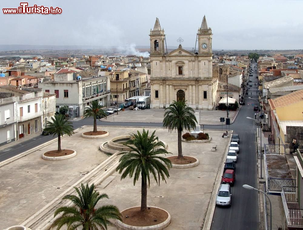 Immagine Piazza Libertà con la Chiesa Madre di Acate in Sicilia, provincia di Ragusa - © Edino48, CC BY-SA 4.0, Wikipedia