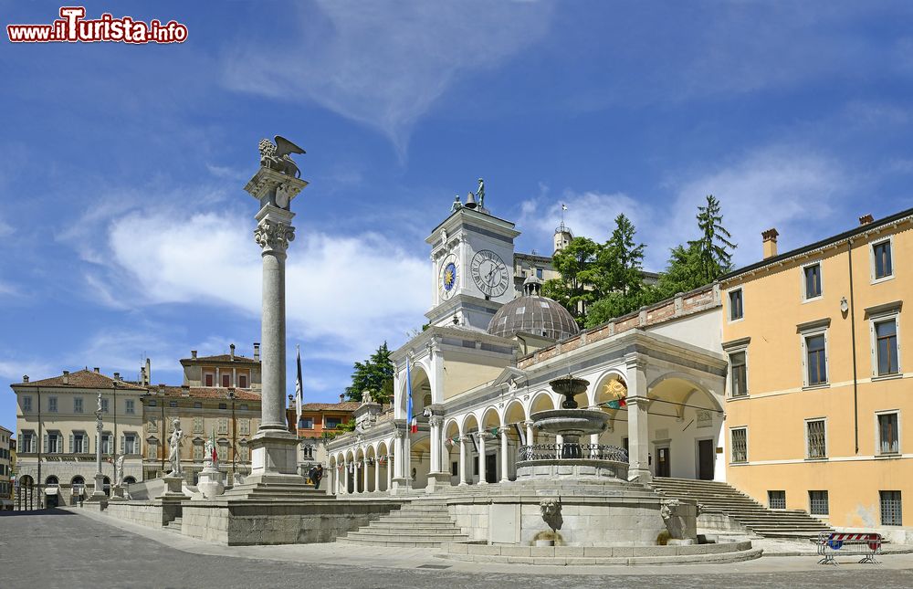 Immagine La bella piazza Libertà in centro ad Udine, Friuli Venezia Giulia.