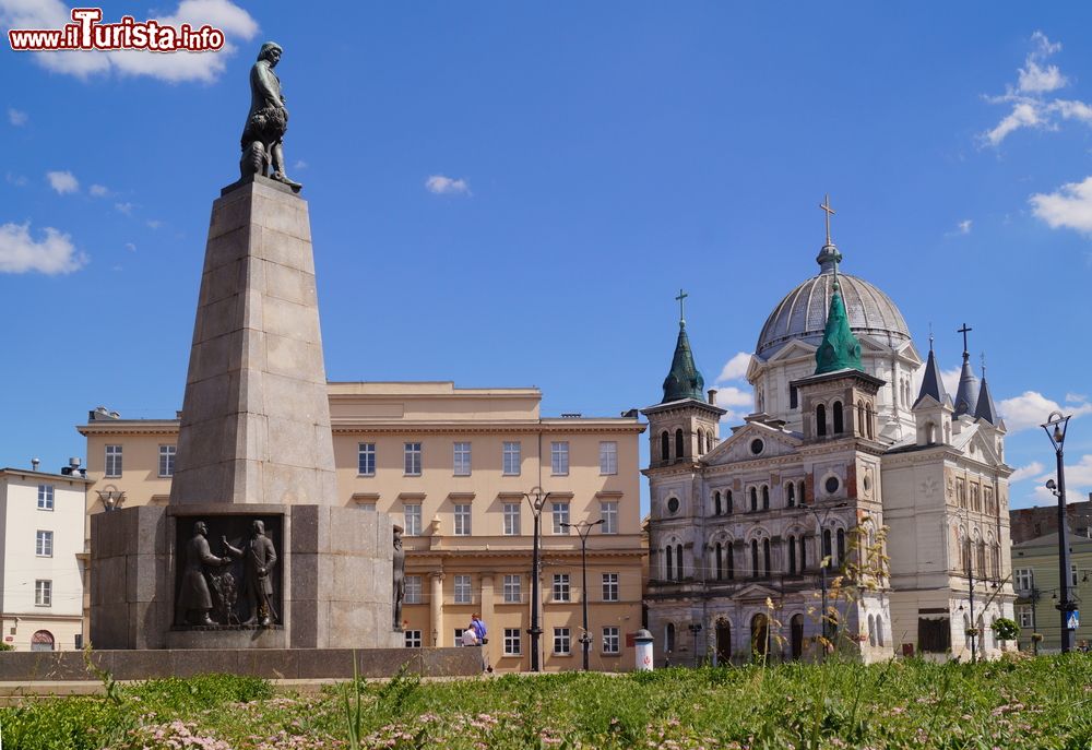 Immagine Piazza Liberty con il monumento dedicato a T.Kociuszko nel centro di Lodz, Polonia. Sullo sfondo la chiesa e Piotrkowska Street.