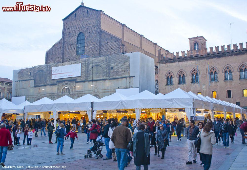 Immagine Piazza Maggiore durante il Cioccoshow, il festival del cioccolato di Bologna - © Kizel Cotiw-an / Shutterstock.com