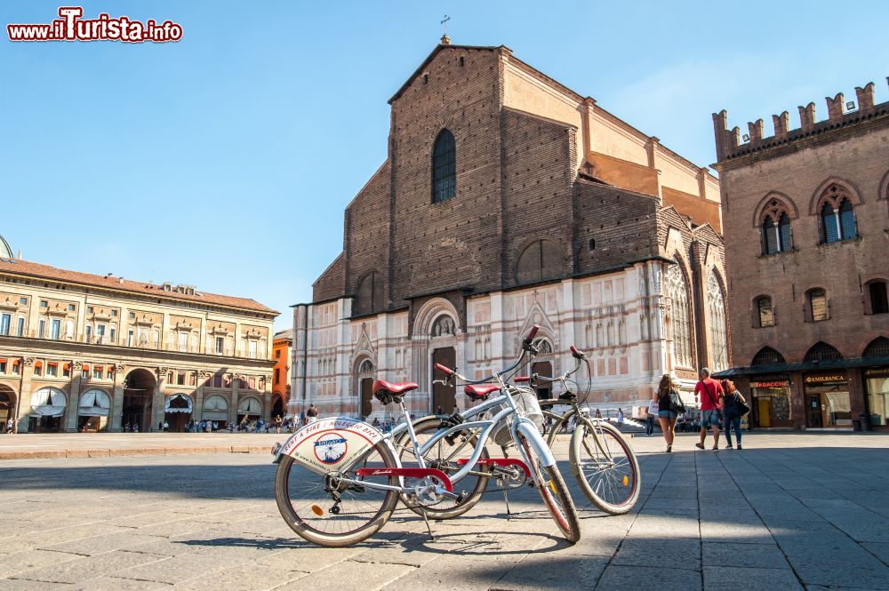 Immagine Piazza Maggiore e la Cattedrale di San Petronio: una delle tappe imperdibili del tour in bici di Bologna - © Walk 'n Ride by BikeinBo / www.touremiliaromagna.it/