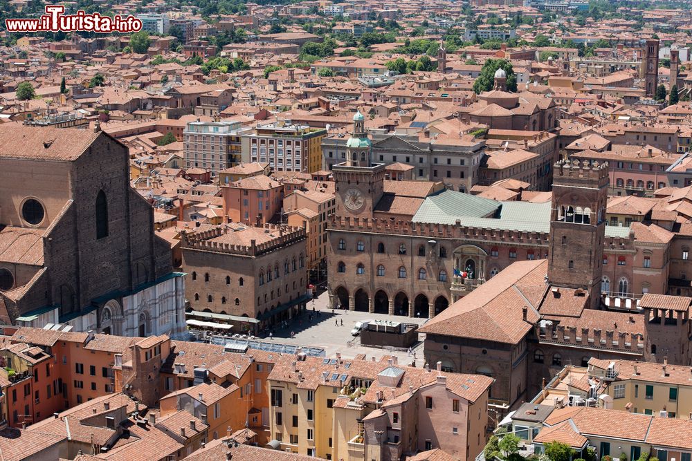 Immagine Piazza Maggiore fotografata dalla Torre degli Asinelli nel centro di Bologna