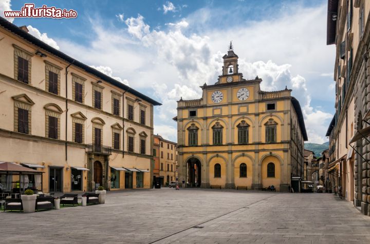 Immagine Piazza Matteotti a Città di Castello, Umbria, Italia. Un tempo chiamata anche "di Sopra" per distinguerla dall'altra importante piazza cittadina (Venanzio Gabriotti), ospita l'antico Palazzo del Podestà ora adibito a Pretura.