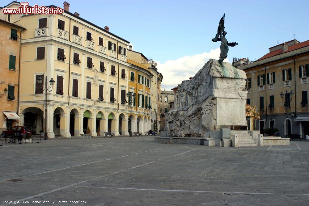 Immagine Piazza Matteotti a Sarzana, Liguria. Cuore del centro storico monumentale della cittadina, questa piazza ospita al centro il monumento realizzato dallo scultore sarzanese Carlo Fontana  - © Luca Grandinetti / Shutterstock.com