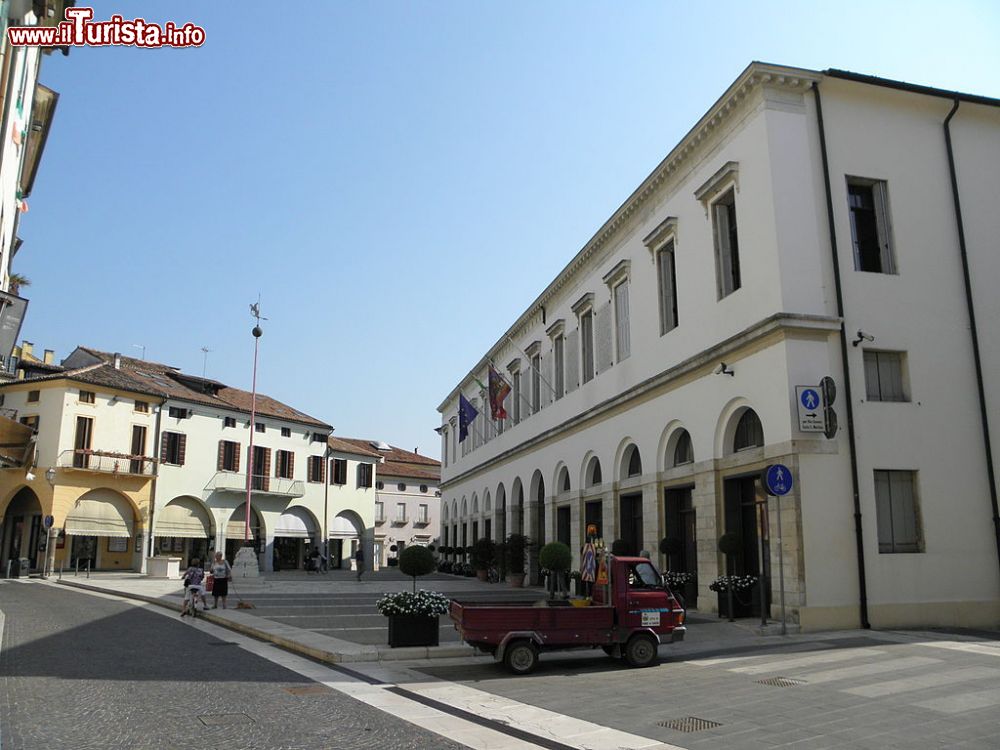 Immagine La centrale Piazza Matteotti e  Palazzo Jappelli a Piove di Sacco in Veneto - © Threecharlie - CC BY-SA 3.0, Wikipedia