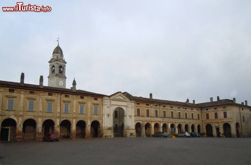 Immagine Piazza Matteotti ei suoi portici nel centro di Isola Dovarese in Lombardia - © Massimo Telò -CC BY-SA 3.0, Wikipedia