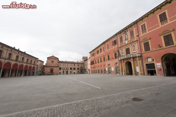 Immagine Piazza Matteotti, il cuore del centro storico di Imola - © Claudio Giovanni Colombo / Shutterstock.com