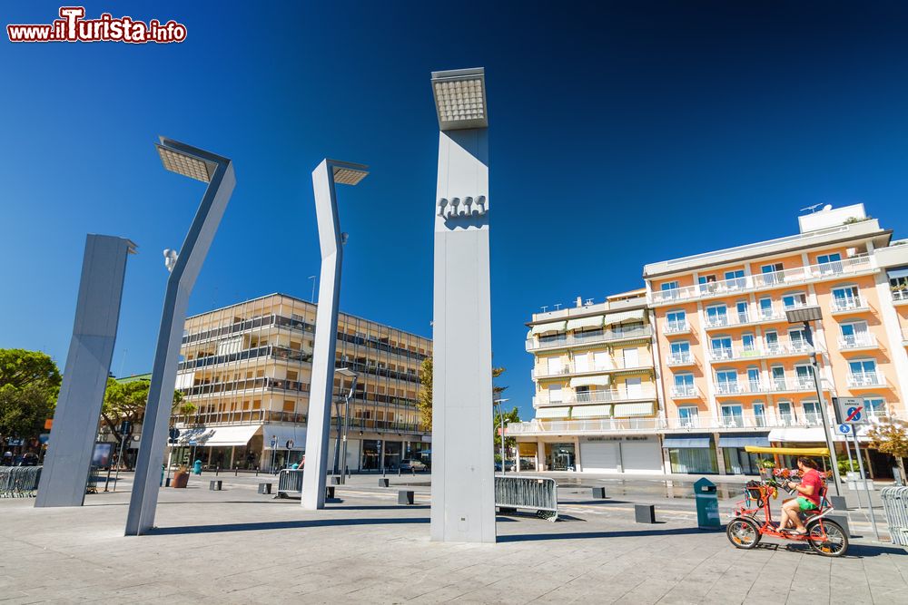 Immagine Piazza Mazzini nel centro di Jesolo, provincia di Venezia, Veneto. E' la principale piazza della città oltre che luogo preferito dai giovani che qui si danno appuntamento alla sera.