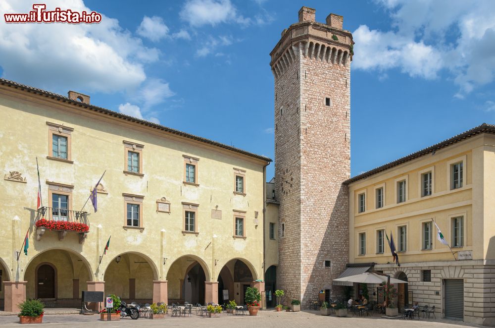 Immagine Piazza Mazzini nel centro storico di Trevi, Umbria. Il cuore di Trevi è proprio Piazza Mazzini, chiusa ad angolo dal Palazzo comunale del XIII° secolo con la torre civica.