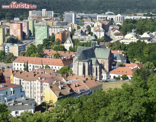 Immagine Piazza Mendel e la chiesa dell'Assunzione della Vergine Maria dall'alto, Brno, Repubblica Ceca. - © 200456186 / Shutterstock.com