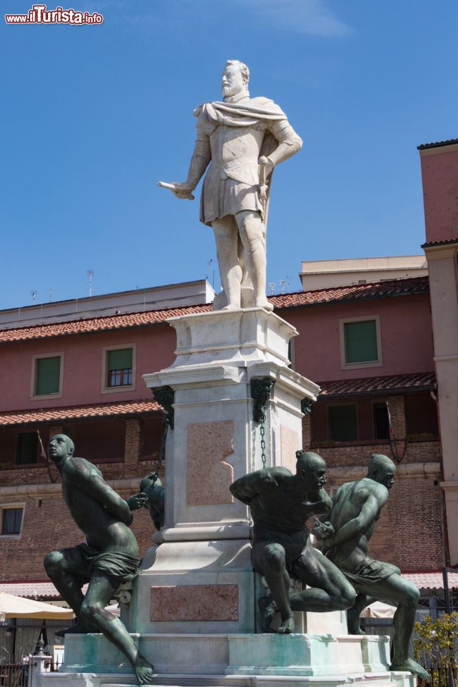Immagine Piazza Micheli a Livorno, Toscana: il monumento in marmo e bronzo ai Quattro Mori.