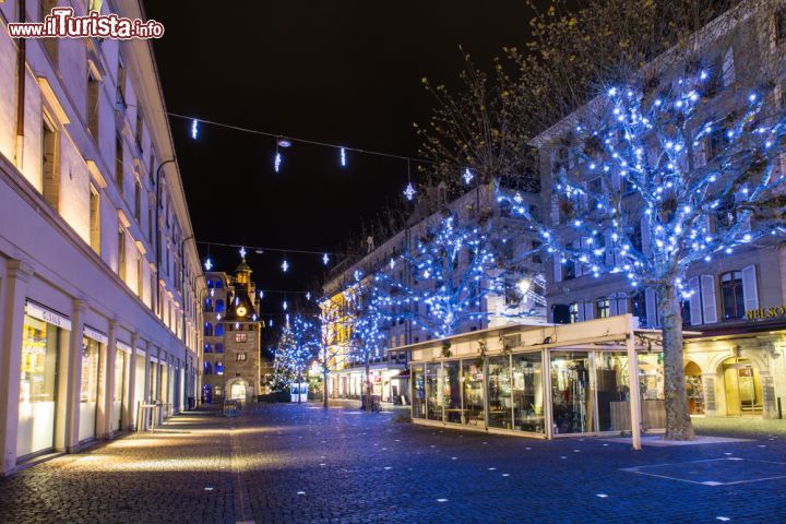 Immagine Piazza Molard di notte illuminata dalle decorazioni di Natale, Ginevra. Fra le principali arterie della città, questa bella piazza è circondata da importanti e lussuosi negozi. Sempre piena di gente, durante il periodo natalizio si veste di luci e colori diventando così uno dei luoghi più belli e frequentati di Ginevra - © FCerez / Shutterstock.com 