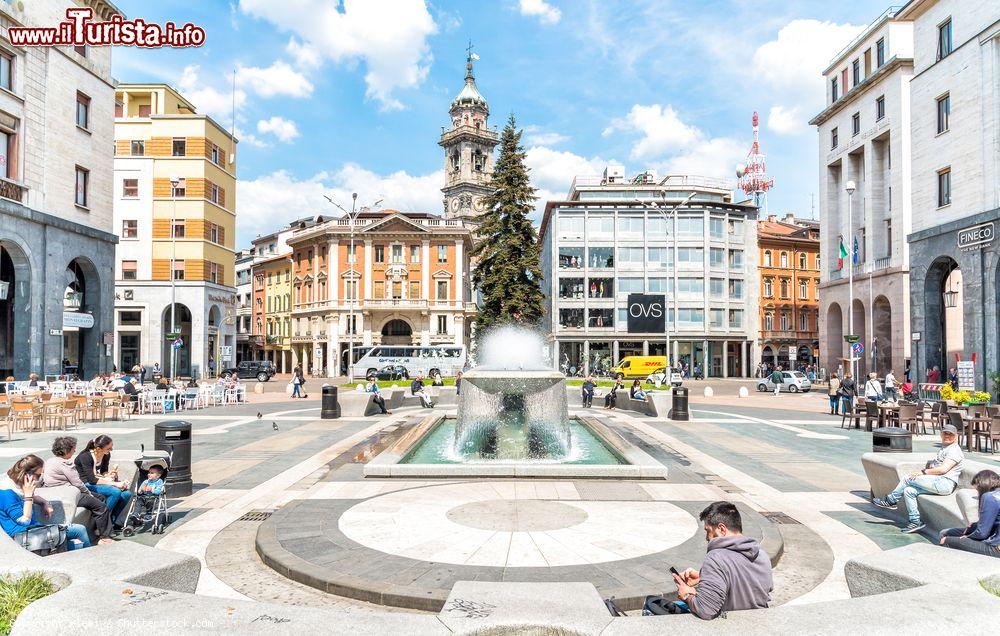 Immagine Piazza Monte Grappa nel centro storico di Varese, Lombardia. Un abete e una fontana dominano la piazza costruita nel 1927 all'epoca del regime fascista su progetto dell'architetto Loreti - © elesi / Shutterstock.com