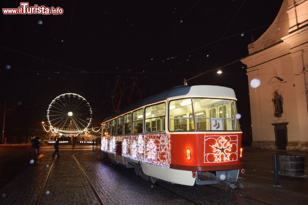 Immagine Piazza Morava, Brno, ruota panoramica e tram in versione natalizia