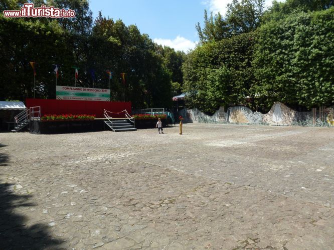 Immagine La piazza dei mosaici all'interno del Parco di Pinocchio, dove spesso si tengono iniziative e intrattenimenti per i visitatori,