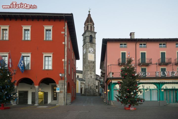 Immagine Piazza Motta a Ascona, Svizzera. Campanile e attività commerciali si affacciano sulla bella piazza cittadina. Ascona è un borgo antico, ricco di testimonianze storiche di epoca medievale e rinascimentale: molte viuzze sfociano su piazza Motta - © RnDmS / Shutterstock.com