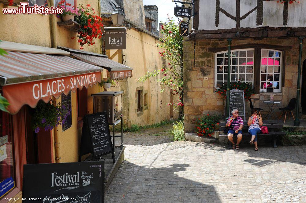 Immagine Piazza nel borgo medievale di Rochefort-en-terre in Bretagna - © Joe Tabacca / Shutterstock.com