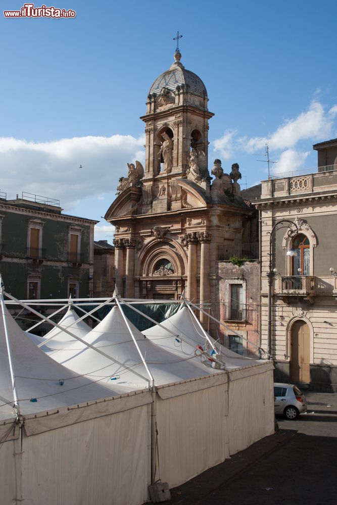 Immagine Piazza nel centro di Biancavilla in Sicilia, durante una manifestazione folcloristica.