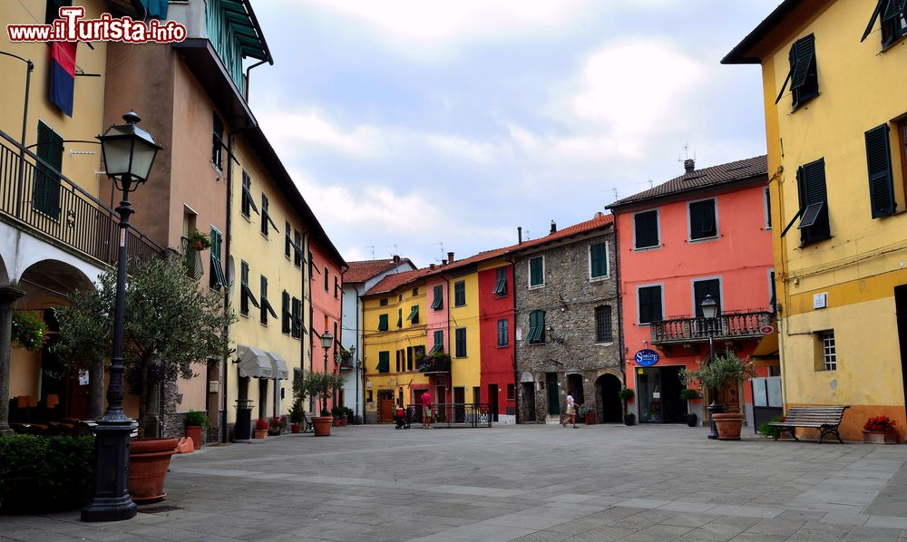 Immagine La piazza nel centro di Brugnato, La Spezia, Italia. Le origini del nome di questo Comune sarebbero da ricercare nello stemma araldico che rappresenta un susino: in dialetto, brigne o brignun viene utilizzato per indicare proprio la pianta del susino.