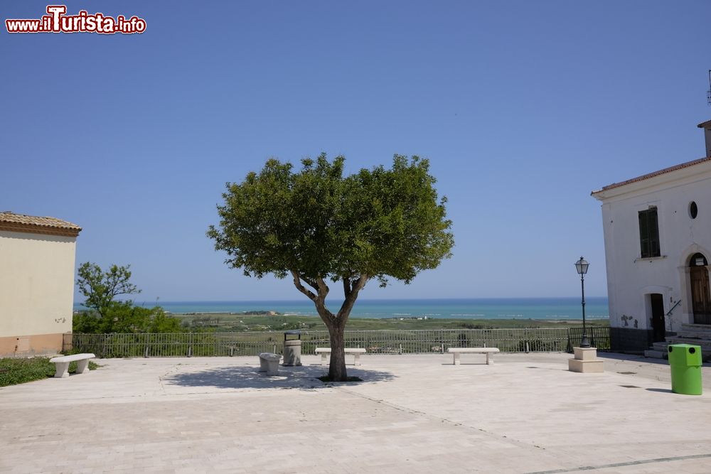 Immagine Piazza nel centro di Campomarino con vista mare Adriatico