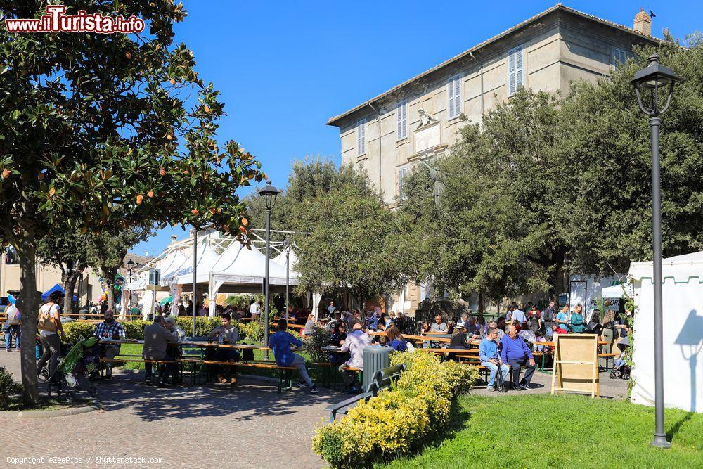 Immagine Piazza nel centro di Manziana durante la sagra delle castagne di ottovre: siamo nel Lazio ad ovest del Lago di Bracciano - © eZeePics / Shutterstock.com