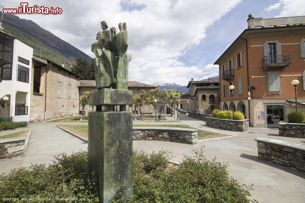 Immagine Piazza nel centro di Tirano in Valtellina - © Ana del Castillo / Shutterstock.com