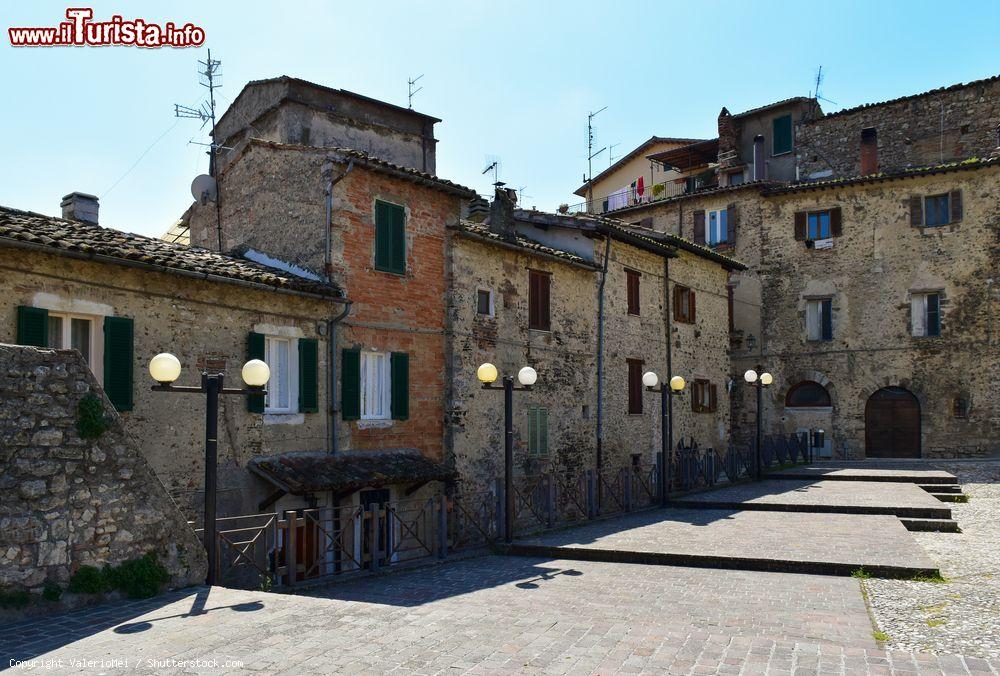 Immagine Piazza nel centro storico medievale di Acquasparta in Umbria - © ValerioMei / Shutterstock.com