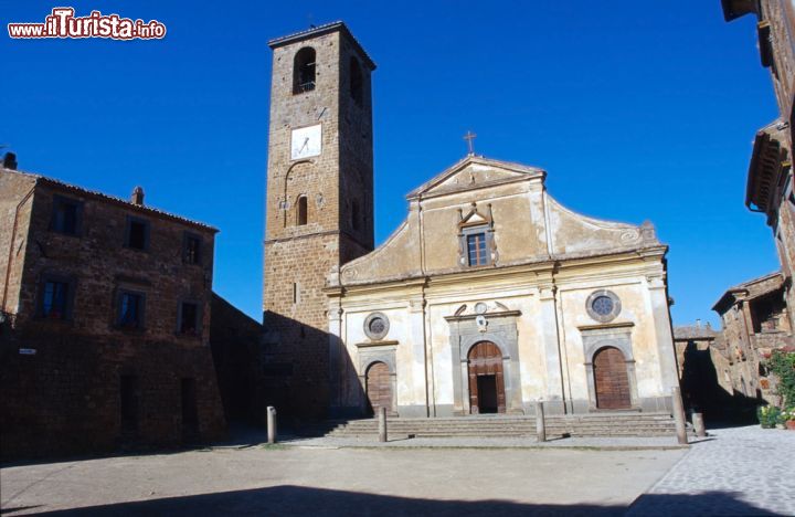 Immagine Piazza San Donato a Civita di Bagnoregio, Viterbo. Caso sicuramente più unico che raro la pittoresca piazza principale di questa frazione al posto della pavimentazione presenta una breccia mista a terriccio che da la sensazione di essere improvvisamente piombati indietro nel tempo di almeno 400 anni. In questa piazza, su cui si affacciano la chiesa e l'antico palazzo comunale, ogni anno nel mese di giugno si svolge il Palio della Tonna, festa di origine medievale in cui i fantini si sfidano in una rocambolesca corsa ad anello - © Claudio Giovanni Colombo / Shutterstock.com