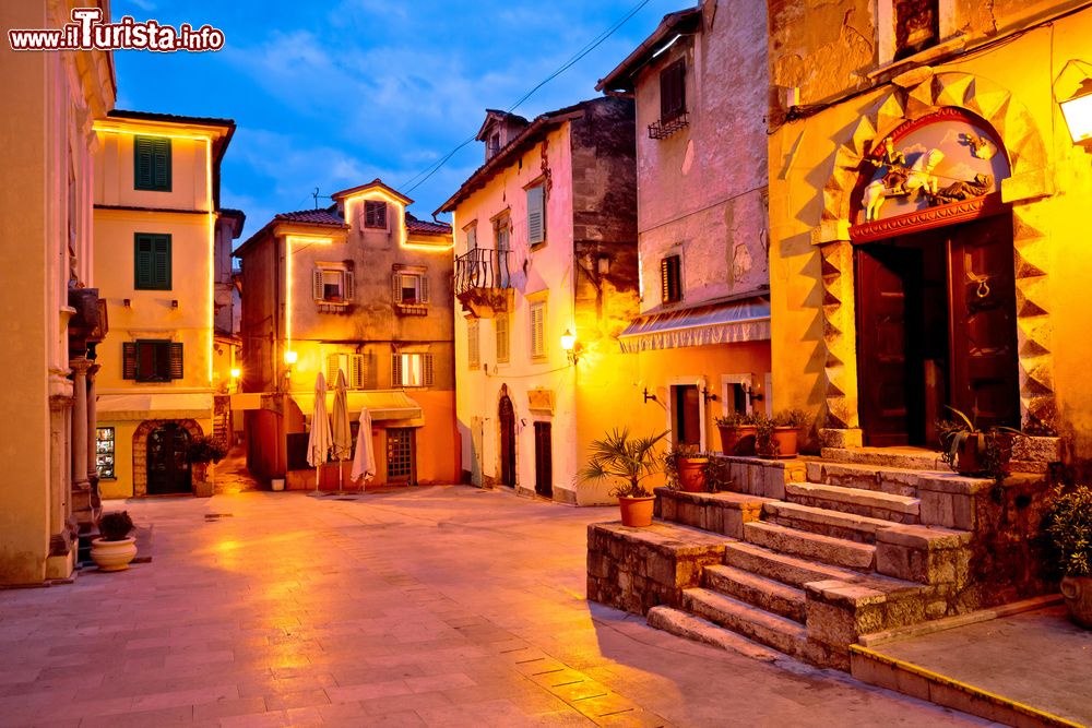 Immagine La piazza principale della città di Lovran fotografata di sera con i suoi edifici storici, Croazia.