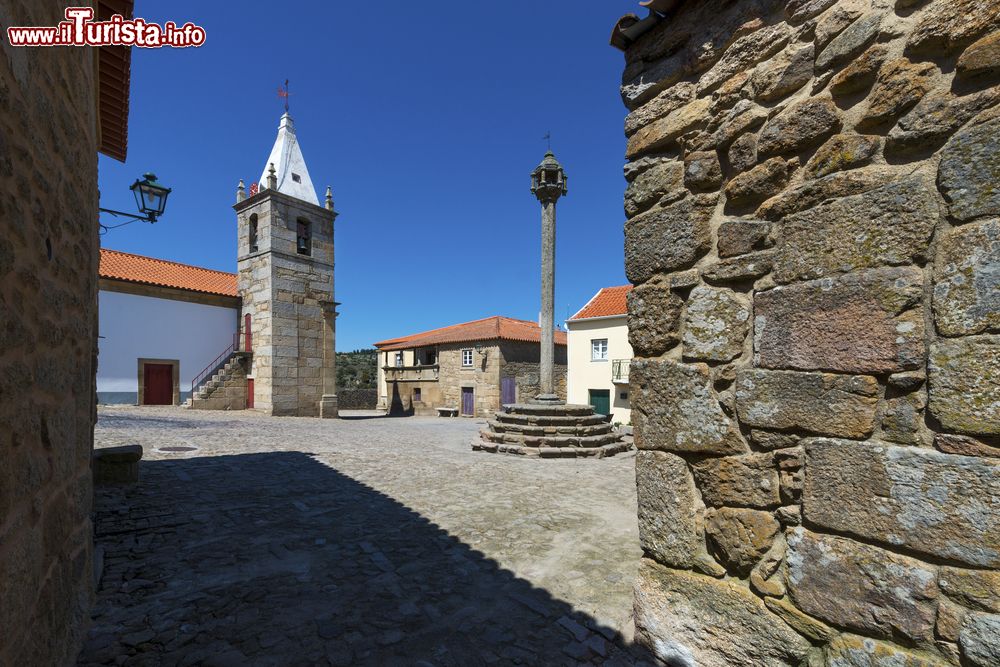 Immagine La piazza principale di Castelo Mendo, Portogallo, con la gogna e la chiesa sullo sfondo.