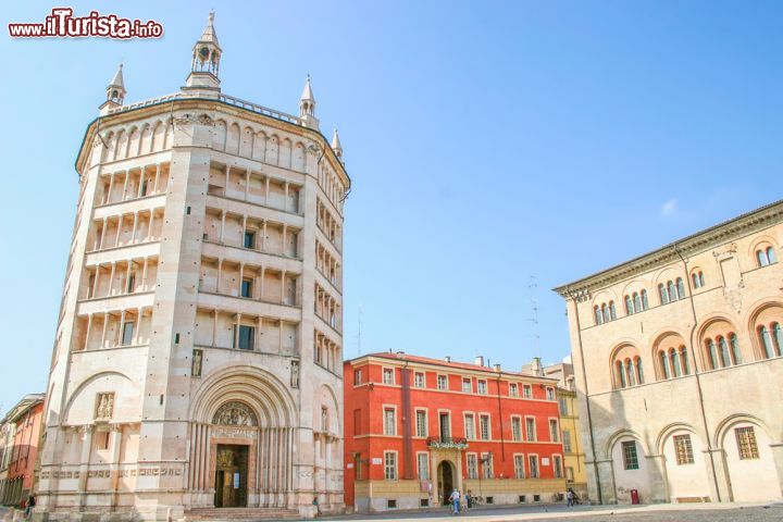 Immagine Piazza Duomo a Parma: gli echi dell'era medievale - la splendida Piazza Duomo a Parma, sontuosa espressione dell'architettura e dell'arte dell'epoca medievale, offre ai visitatori lo spettacolo unico di tre elementi architettonici famosi in tutta la nazione: il Battistero, la Cattedrale e il Palazzo Vescovile. Un tripudio di belle arti in cui è inciso il passaggio tra lo stile gotico e quello romanico e che racconta molto di ciò che fu Parma, una delle più apprezzate città dell'Italia settentrionale. - © Giancarlo Liguori / Shutterstock.com