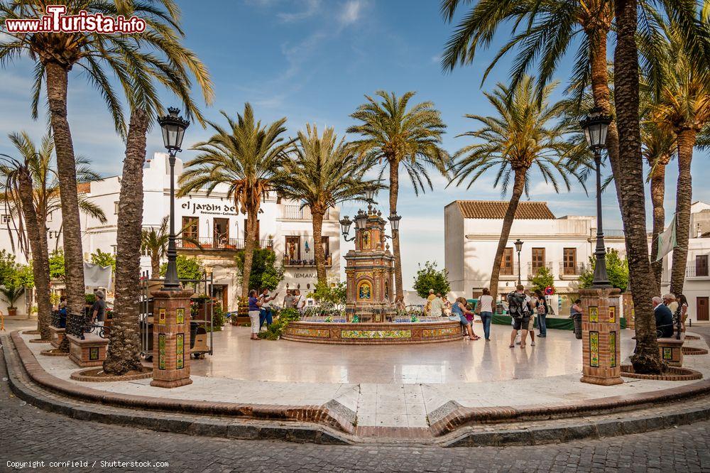 Immagine La piazza principale di Vejer de la Frontera, provincia di Cadice, Spagna. Piazza di Spagna ospita al suo centro una bella fontana con piastrelle di ceramica colorata - © cornfield / Shutterstock.com