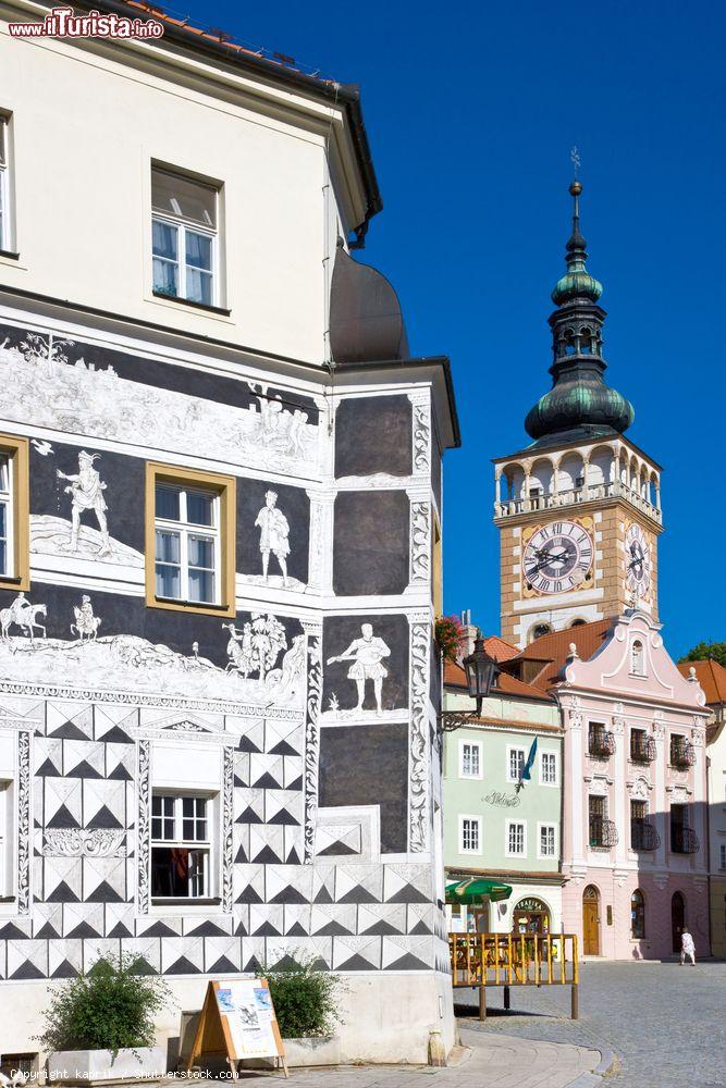 Immagine Piazza principale e chiesa di St. Wenceslas nella città di Mikulov, Repubblica Ceca. Una bella immagine del centro storico di questa famosa località situata all'interno della zona vinicola della Moravia - © kaprik / Shutterstock.com