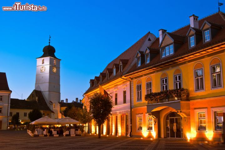 Immagine Piazza Grande e torre del Consiglio a Sibiu, Romania - Anche di notte la più grande piazza di Sibiu, centro della vita cittadina, e la torre di fortificazione del XIV° secolo, più volte ricostruita e conosciuta come del Consiglio, rappresentano i simboli di questa importante località della Transilvania © David Ionut / Shutterstock.com