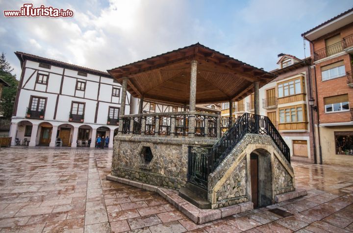 Immagine Piazza principale nel villaggio di Ezcaray, Spagna - Un suggestivo scorcio fotografico della piazzetta di questo borgo spagnolo situato nella comunità autonoma di La Rioja © David Herraez Calzada / Shutterstock.com