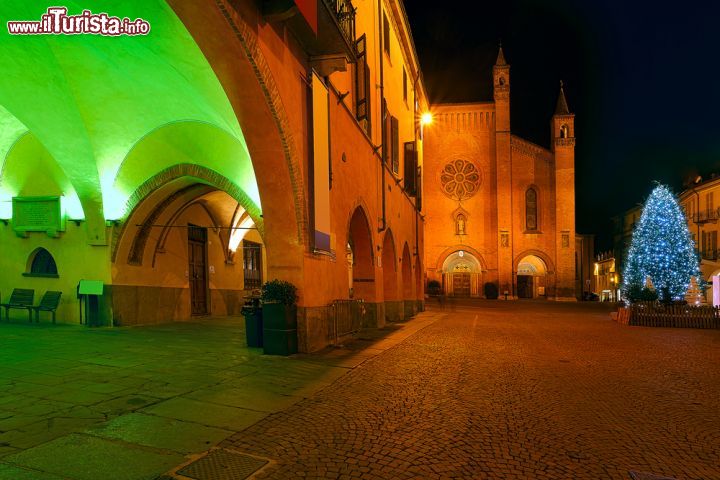 Immagine Piazza Risorgimento a Alba durante il Natale, Piemonte, Italia. E' la principale piazza della città, nota anche come Piazza Duomo, su cui si affaccia il Palazzo del Comune - © Rostislav Glinsky / Shutterstock.com