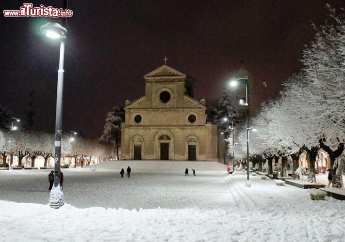 Immagine Piazza Risorgimento ad Avezzano dopo una nevicata - © Giulio Bertolaccini - CC BY-SA 4.0 - Wikimedia Commons.