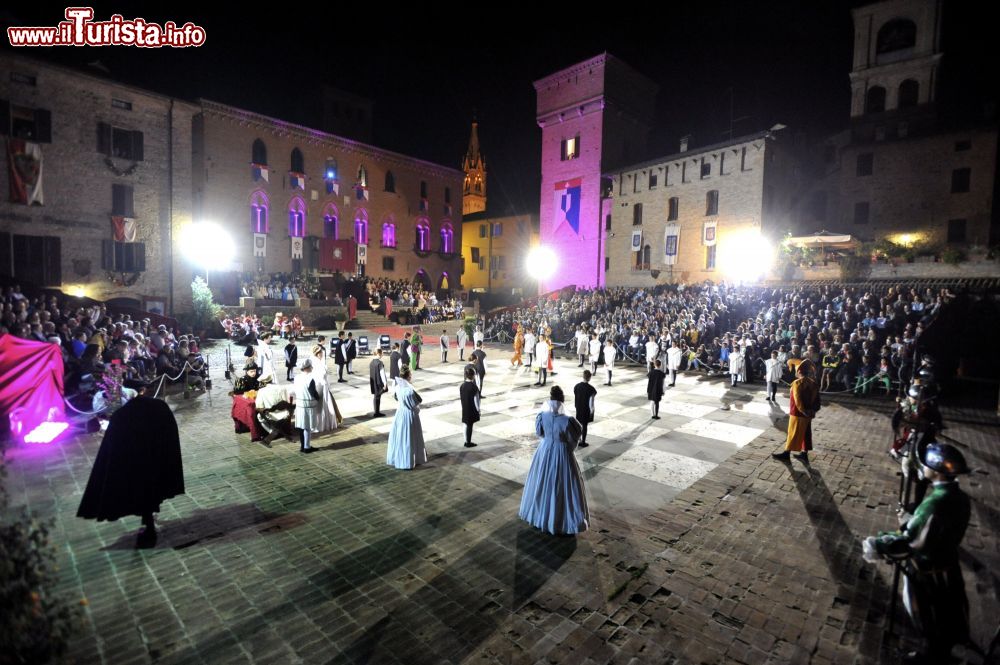 Immagine Una delle serate a Piazza Roma, Borgo Antico di Castelvetro di Modena durante la partita a Dama Vivente