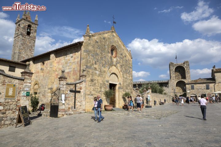 Immagine Piazza Roma, il centro di Monteriggioni (Toscana) - In seguito ad aver varcato le porte della cinta muraria, dopo qualche passo immersi nella tradizione medievale costellata di torri, ecco che si apre la vista in uno spettacolo bellissimo: Piazza Roma. Questo, cuore del borgo, presenta la Chiesa di Santa Maria e nei suoi pressi dei bellissimi orti e giardini. In perfetto stile '200, questo slancio di modernità richiama sempre ad una tradizione antica piuttosto viva - © ihsan Gercelman / Shutterstock.com