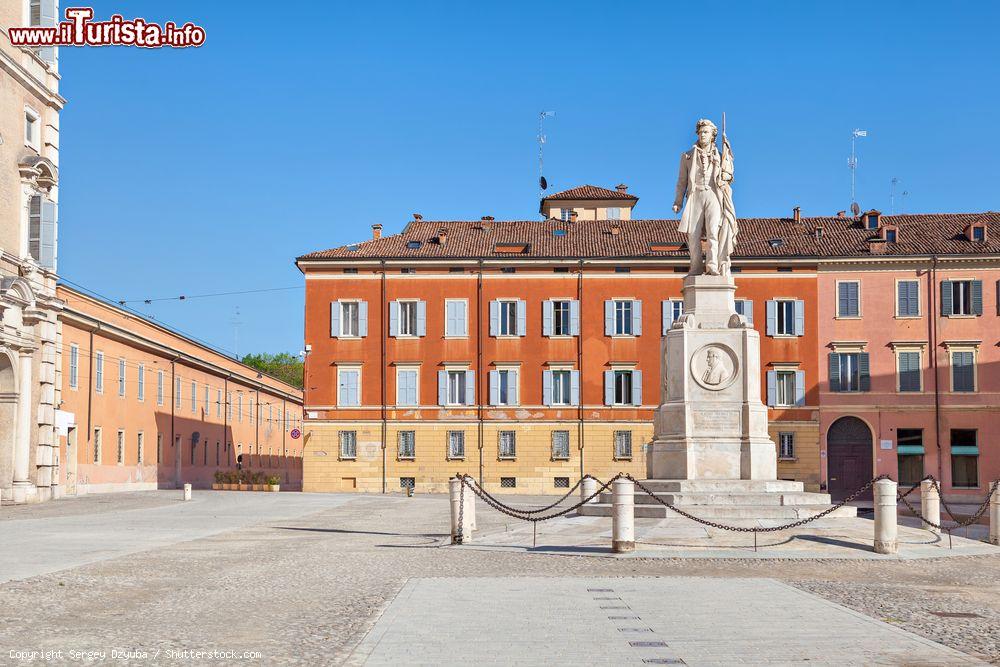 Immagine Piazza Roma con il monumento a Vincenzo Borelli, Modena, Emilia-Romagna. Il notaio Borelli venne ucciso il 26 maggio 1831 per ordine del duca Francesco IV° d'Austria d'Este assieme a Ciro Menotti in seguito alla famosa "congiura estense" - © Sergey Dzyuba / Shutterstock.com