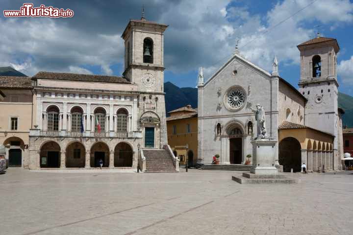 Immagine Piazza San Benedetto con il trecentesco Palazzo del Comune e la Basilica di San Benedetto (Umbria), quest'ultima gravemente danneggiata dal sisma del 2016.