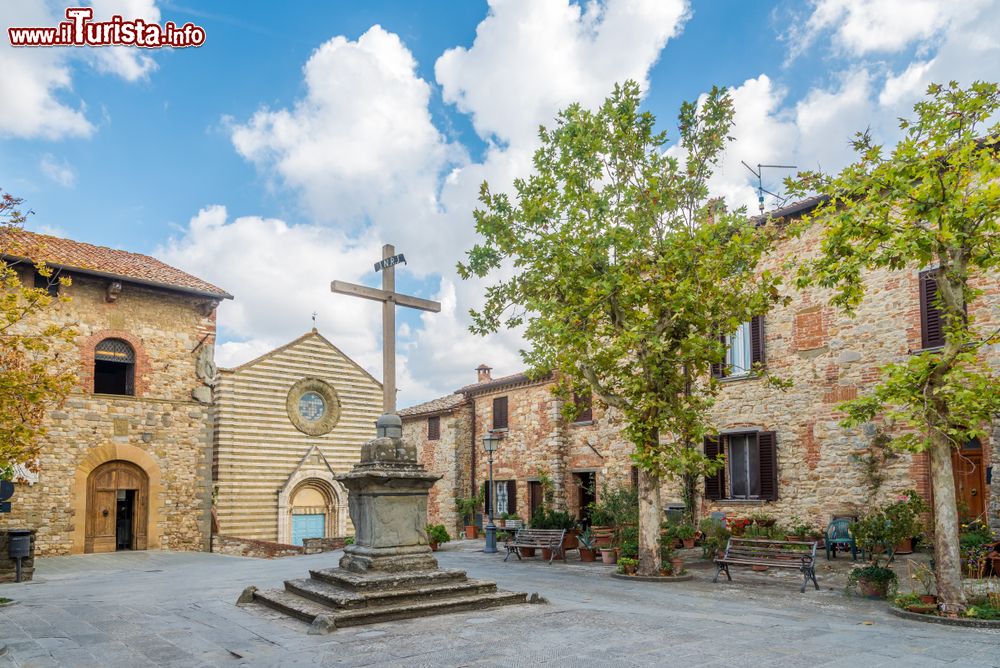 Immagine Piazza San Francesco nel centro di Lucignano, fotografata in tarda primavera