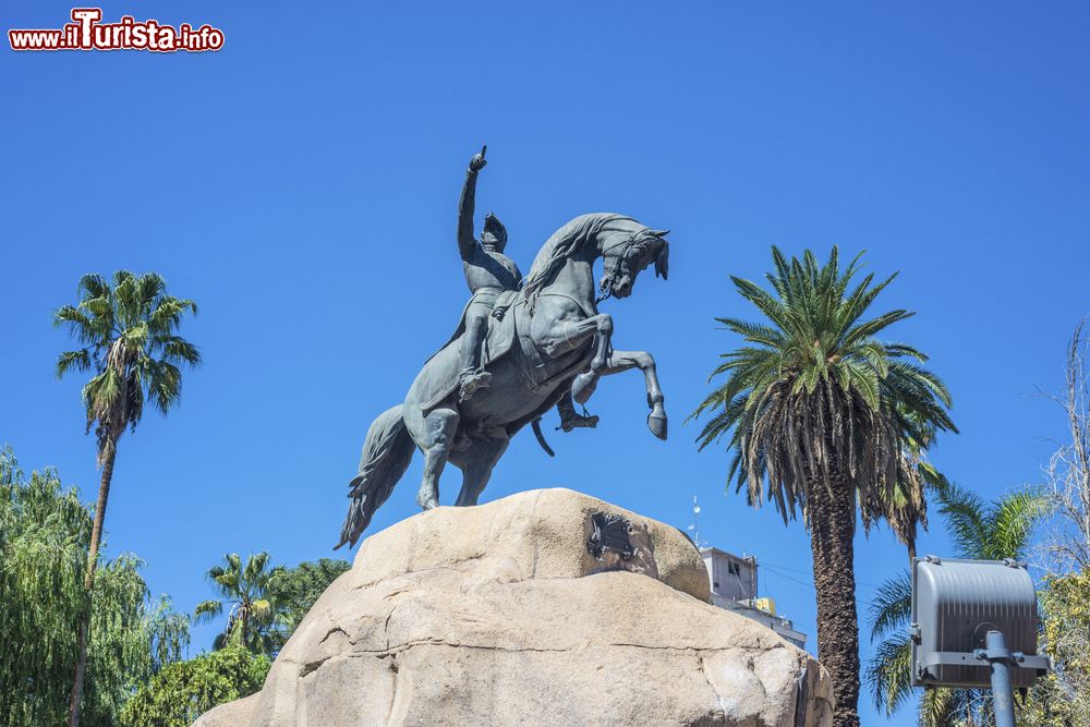 Immagine Piazza San Martino, una delle 4 piazzette agli angoli di Indipendence Square a Mendoza, Argentina.