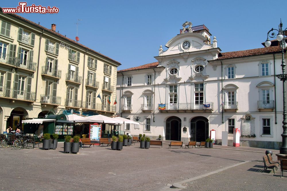 Immagine Piazza San Secondo con il Palazzo Municipale di Asti, Piemonte. Venne donato da Emanuele Filiberto alla comunità nel 1558. In stile barocco, è sede del consiglio comunale e degli uffici del sindaco.