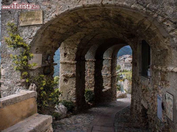 Immagine Piazza Sant'Agostino a Borgio Verezzi - © MarcoCapra / Shutterstock.com